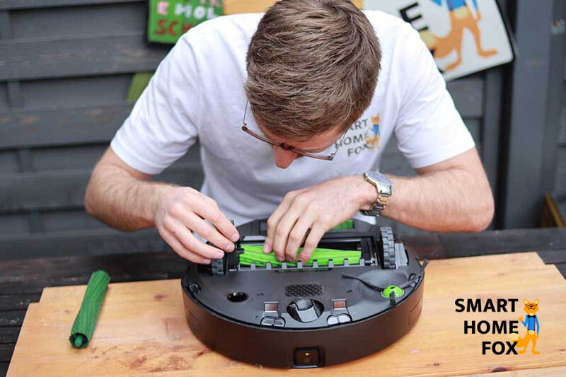 Die beiden Gummibürsten des iRobot Roomba j7 werden aus der Bürstenhalterung entnommen